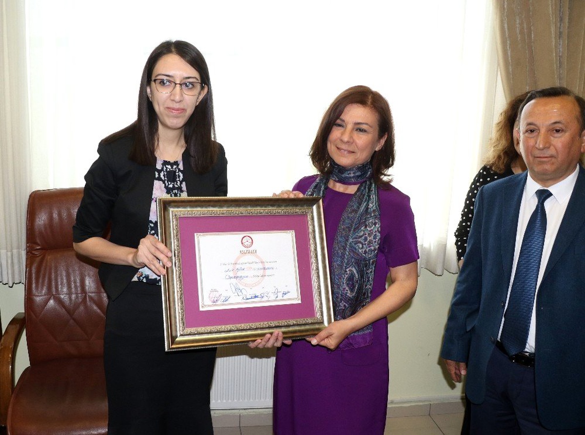 Safranbolu\'nun İlk Kadın Başkanı Mazbatasını Alarak Görevine Başladı