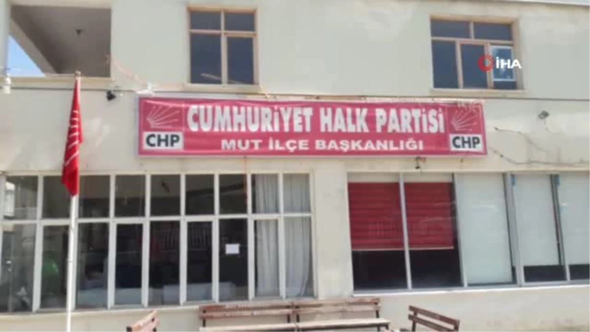 Seçim Yenilgisinden Sonra CHP\'nin Kapısına Kilit Vuruldu