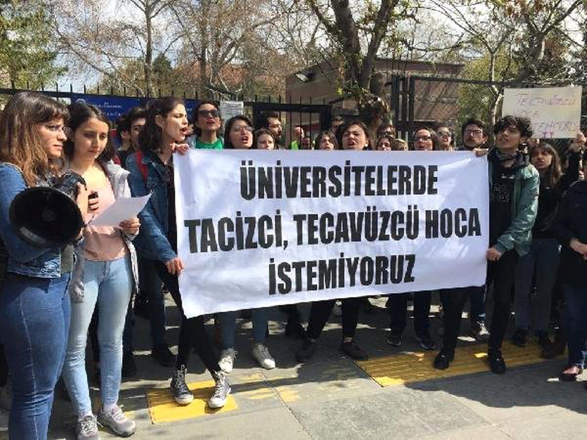 Tecavüz İddiasıyla Tutuklanan Profesör, Öğrencileri Tarafından Protesto Edildi