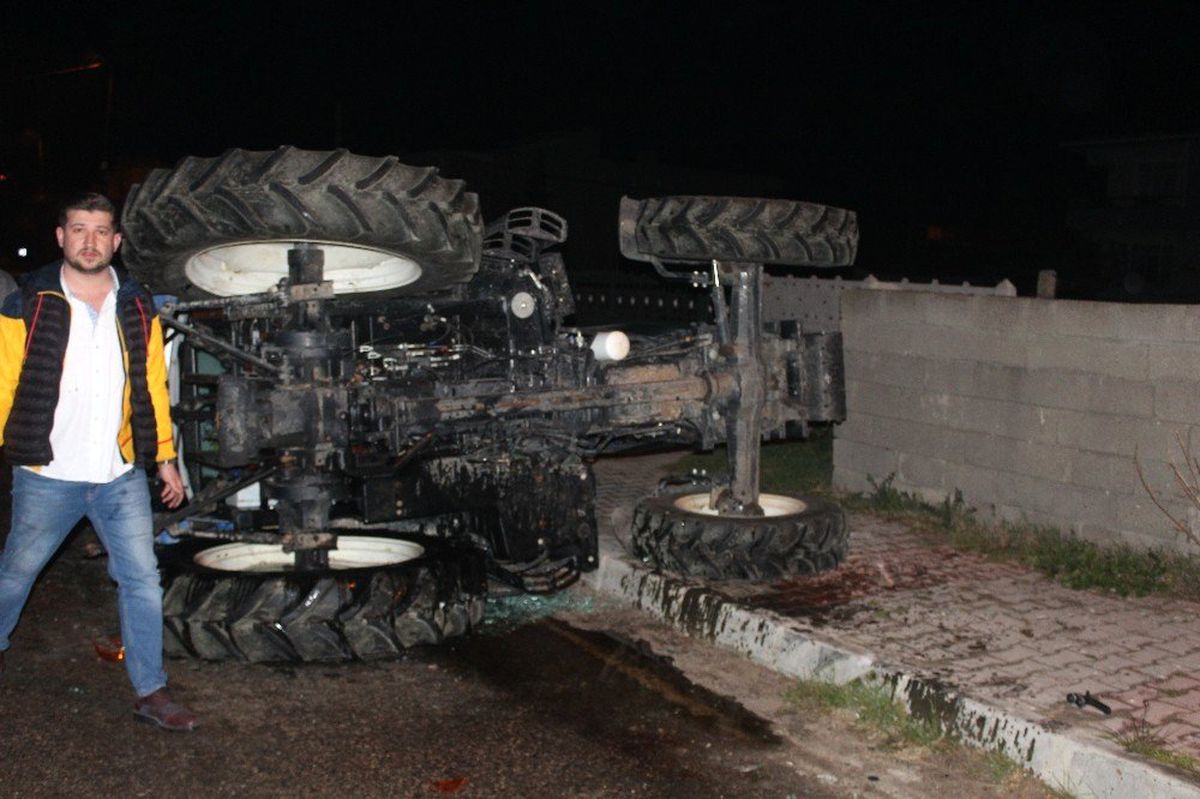 Tekirdağ\'da Kamyonet Traktöre Çarptı: 4 Yaralı