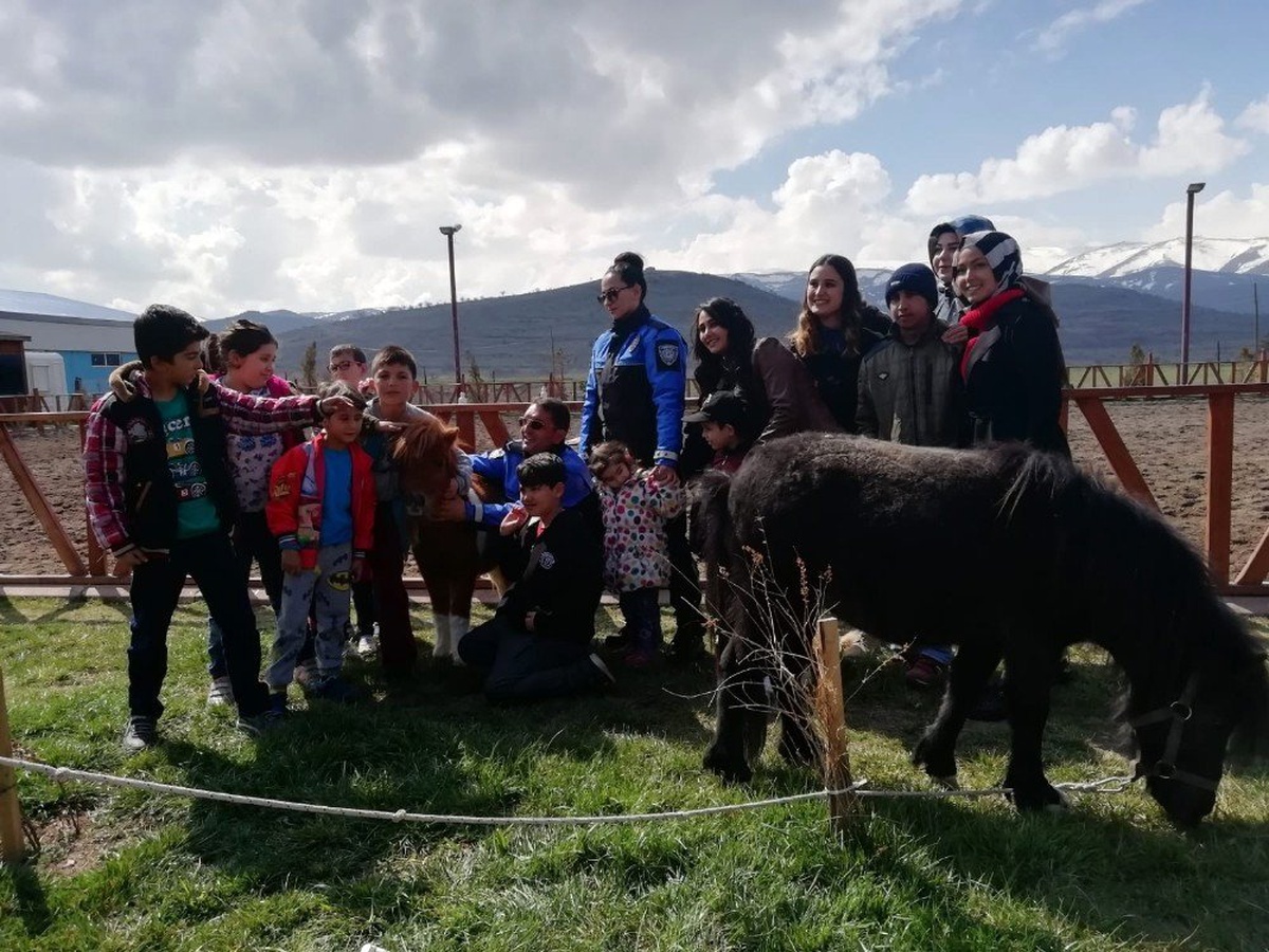 Toplum Destekli Polisler Otizmli Çocuklara At Çiftliğini Gezdirdi