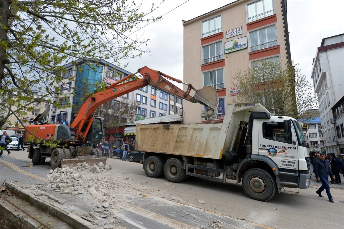 Tunceli Belediyesi Önündeki Duvarları Yıktırdı