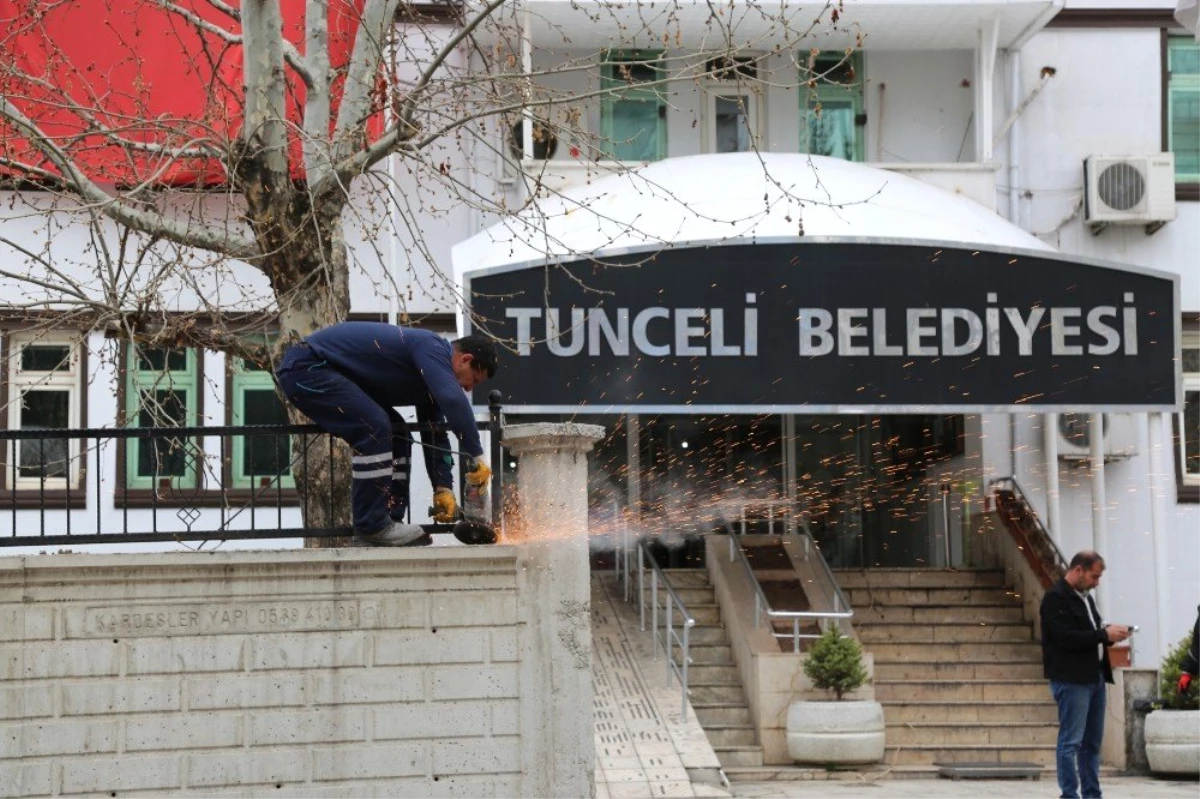 Tunceli\'de Komünist Başkan, Belediye Önündeki Duvarı Yıktırdı