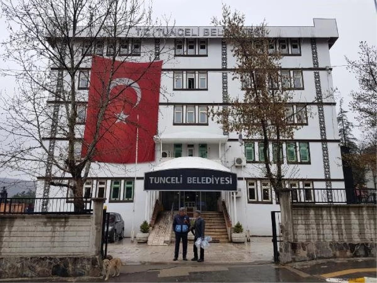 Tunceli\'de Maçoğlu, Belediye Önündeki Güvenlik Duvarını Yıktırdı