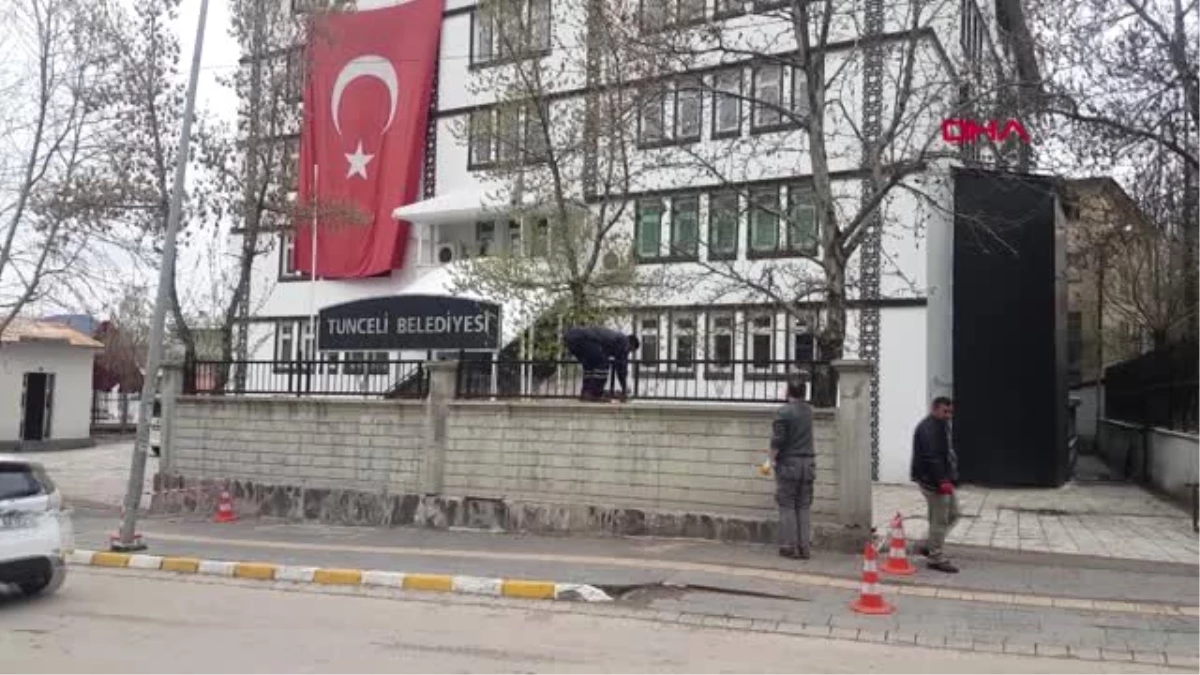 Tunceli\'de Maçoğlu, Belediye Önündeki Güvenlik Duvarını Yıktırdı