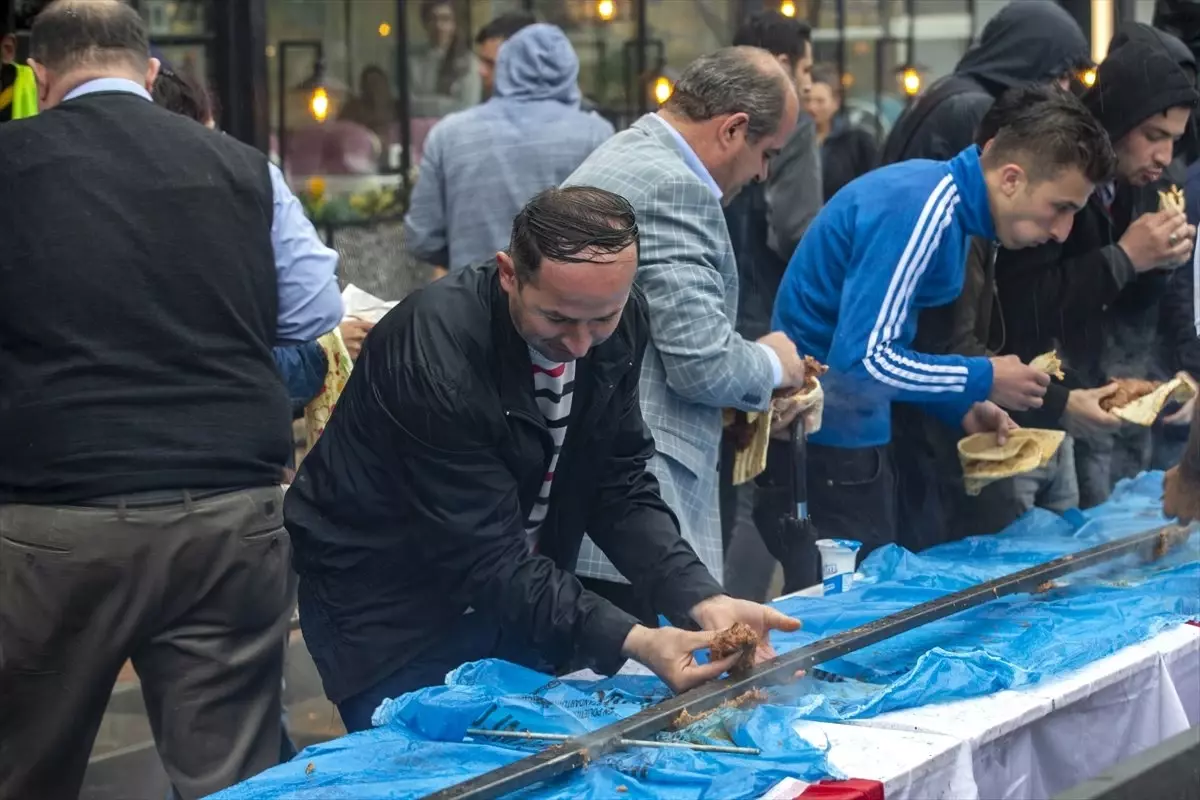 40 Metrelik Kebap Saniyeler İçinde Tükendi