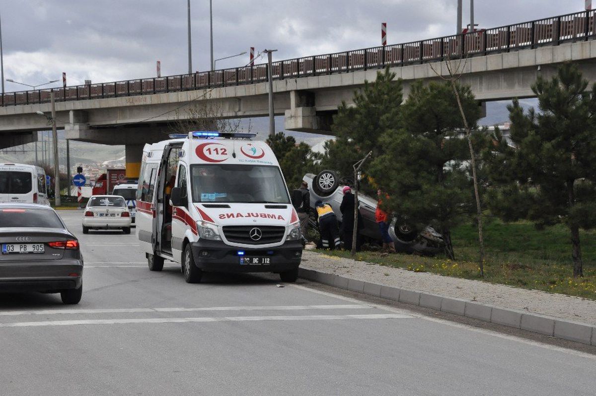 Afyonkarahisar\'da Kontrolden Çıkan Araç Takla Attı; 3\'ü Çocuk 6 Yaralı