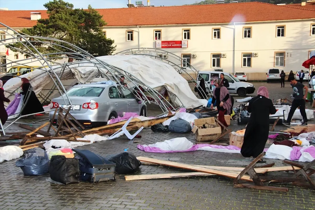 Amasya\'da Kermes Çadırı Rüzgar Nedeniyle Yıkıldı: 4 Yaralı