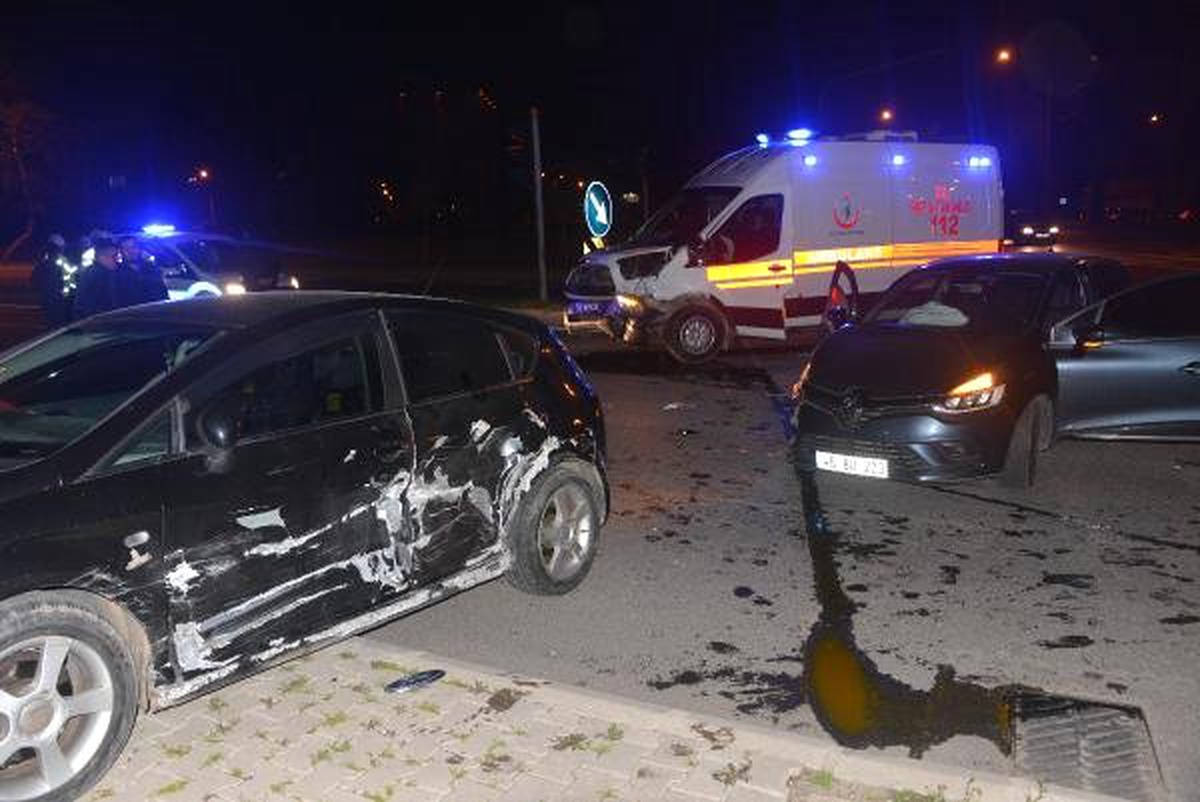 Ambulans ve İki Otomobil Çarpıştı: 2 Yaralı