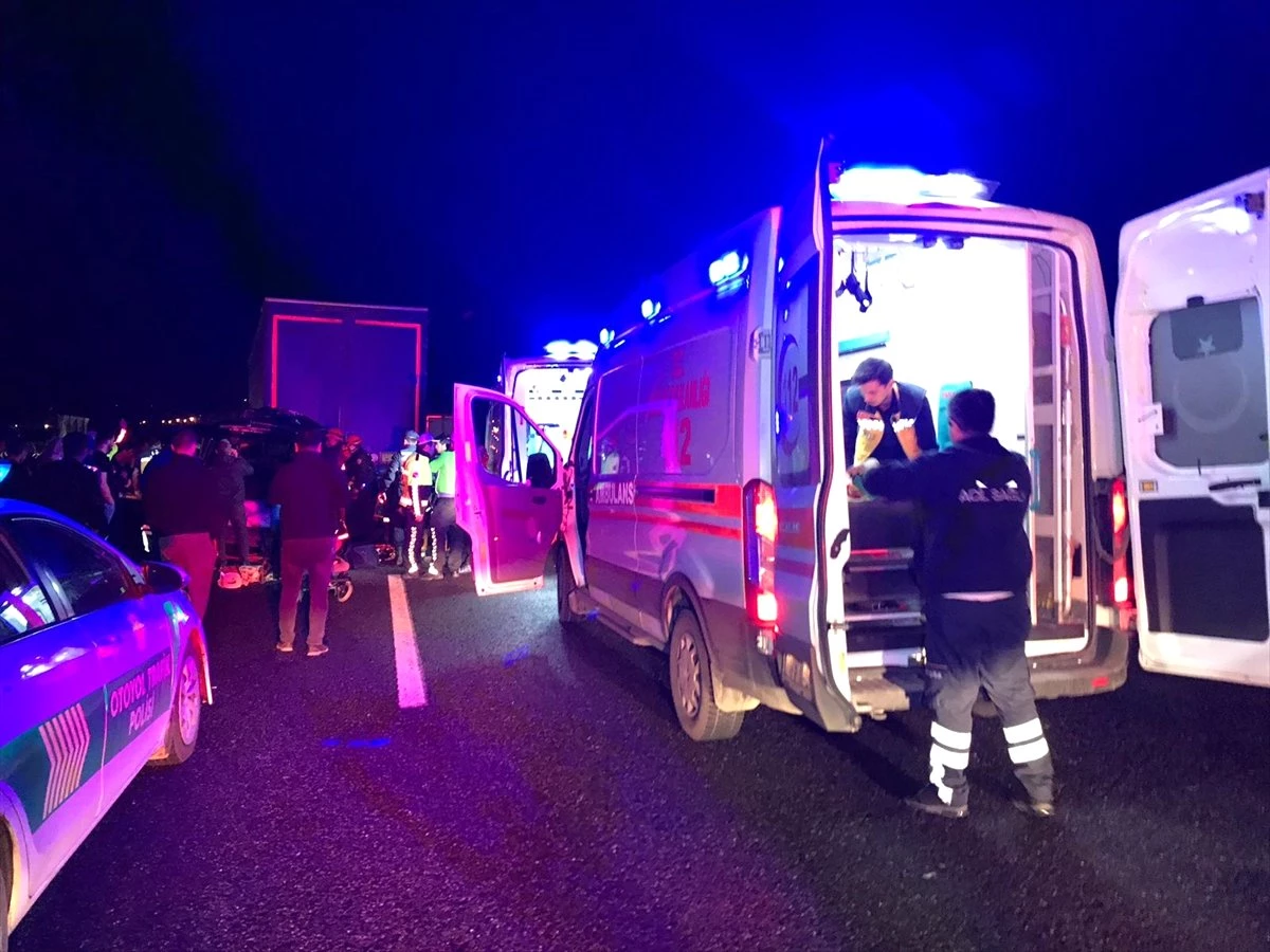Anadolu Otoyolu\'nda Tırla Minibüs Çarpıştı: 5 Ölü, 3 Yaralı