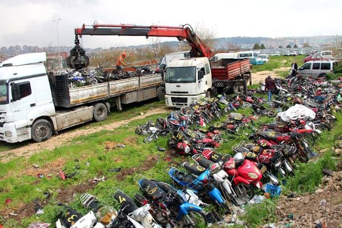 Çürüyen Motosikletler Geri Dönüşüme Gönderiliyor