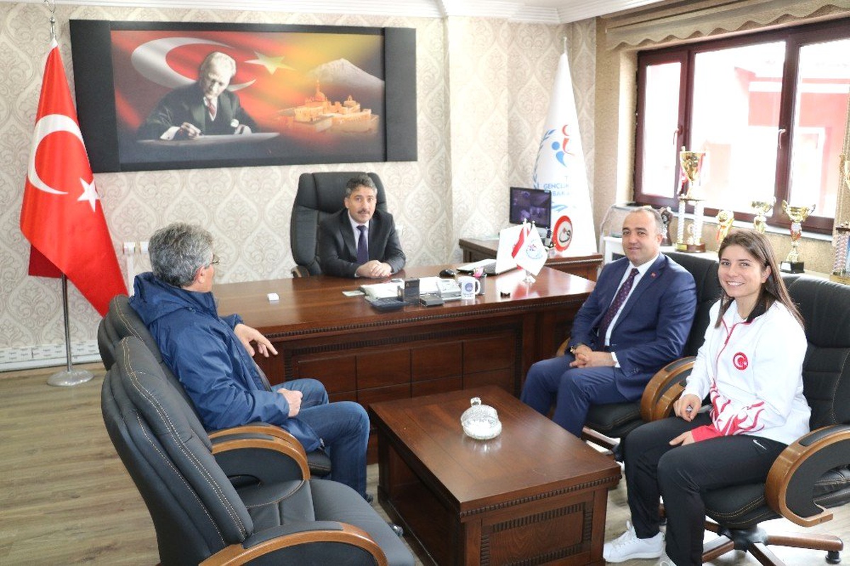 Demir\'den Başarılı Sporcuya Altın Ödülü