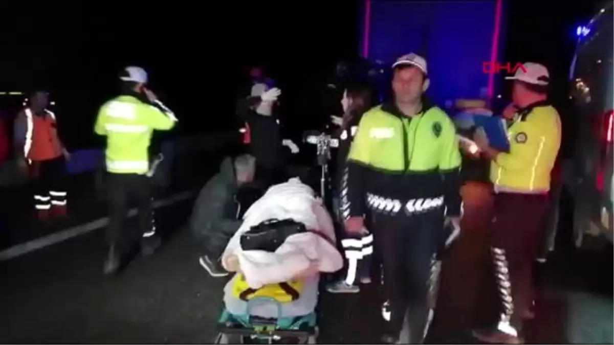 Düzce - Tem Otoyolu\'nda Minibüs, Tır\'a Çarptı: 5 Ölü, 3 Yaralı