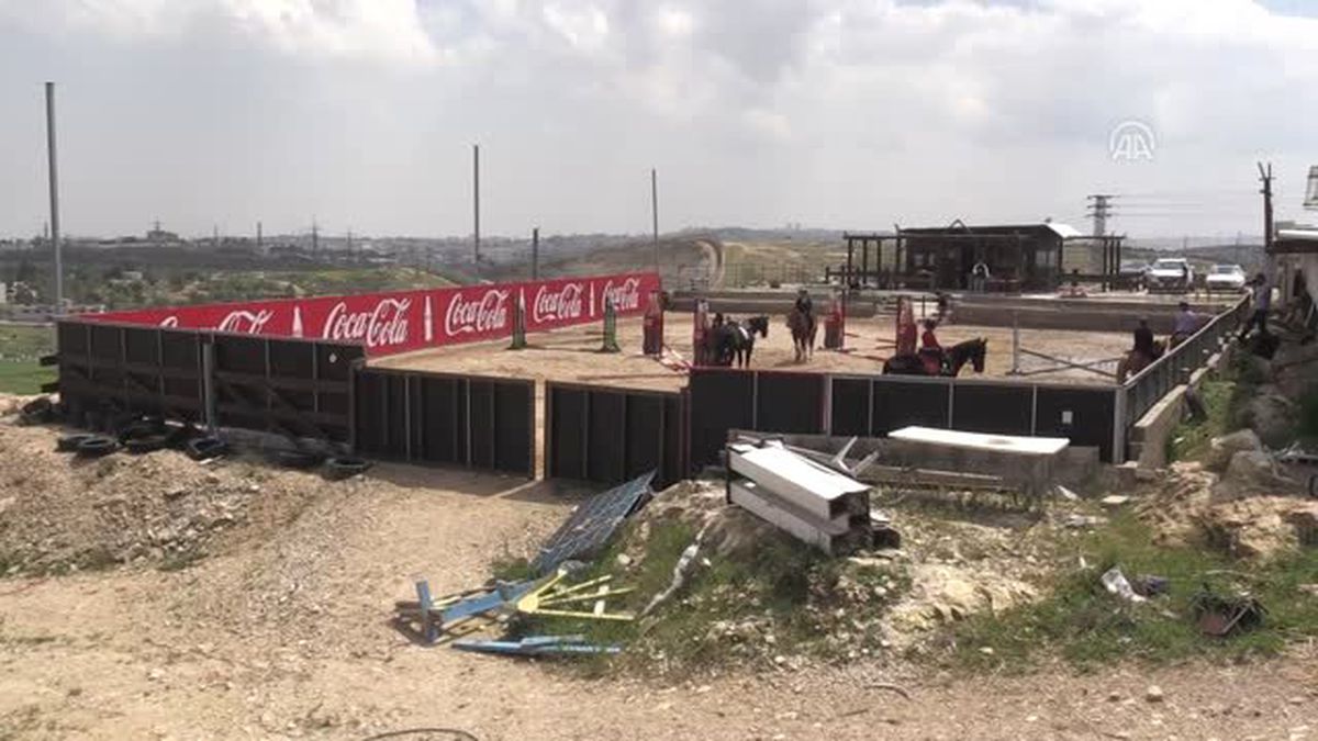 Filistinli Biniciler İsrail Engelini Aşmaya Çalışıyor (1)
