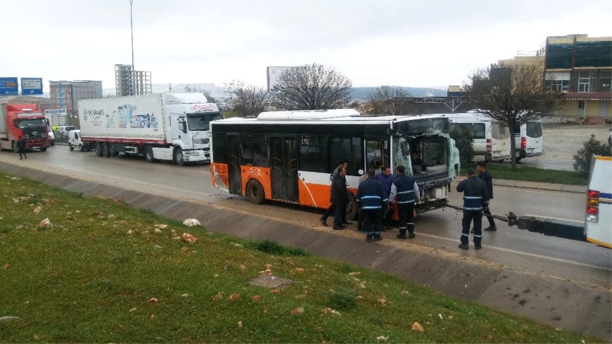 Gaziantep\'te Belediye Otobüsü Devrildi: 25 Yaralı