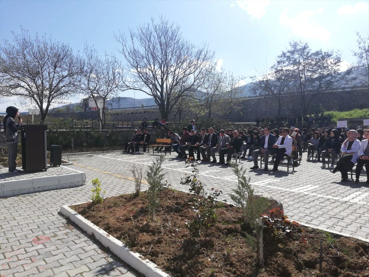 Gençler Okul Bahçesinde Kitap Okudu