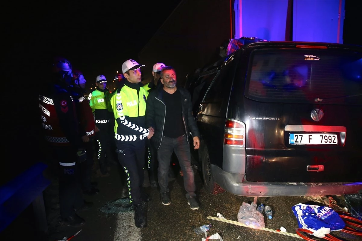 Güncelleme - Anadolu Otoyolu\'nda Tırla Minibüs Çarpıştı: 5 Ölü, 5 Yaralı