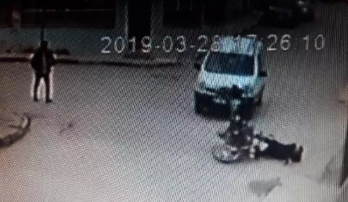Hafif Ticari Araç ile Motosikletin Çarpıştığı Kaza Kamerada