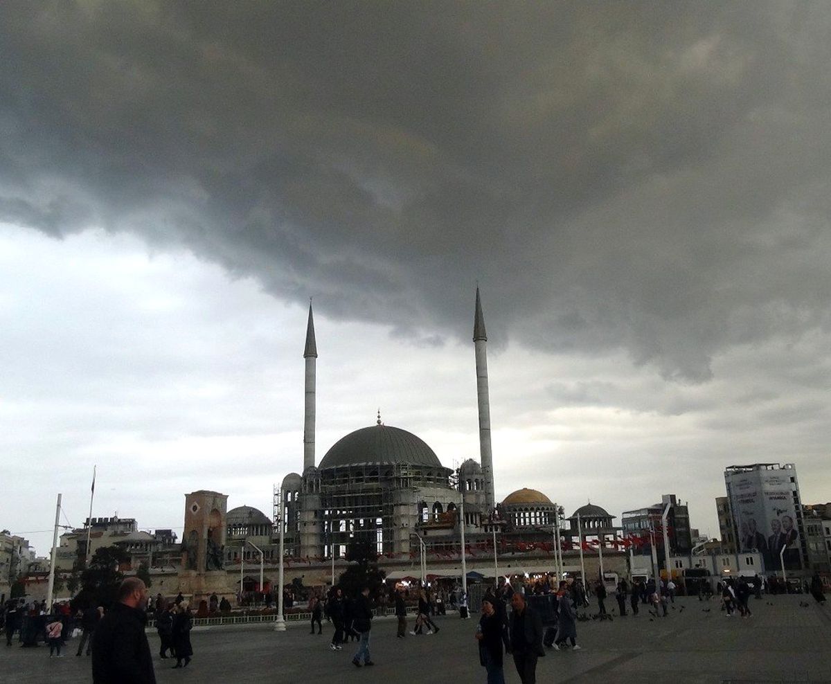 İstanbul\'da Sağanak Yağış Etkisini Gösterdi