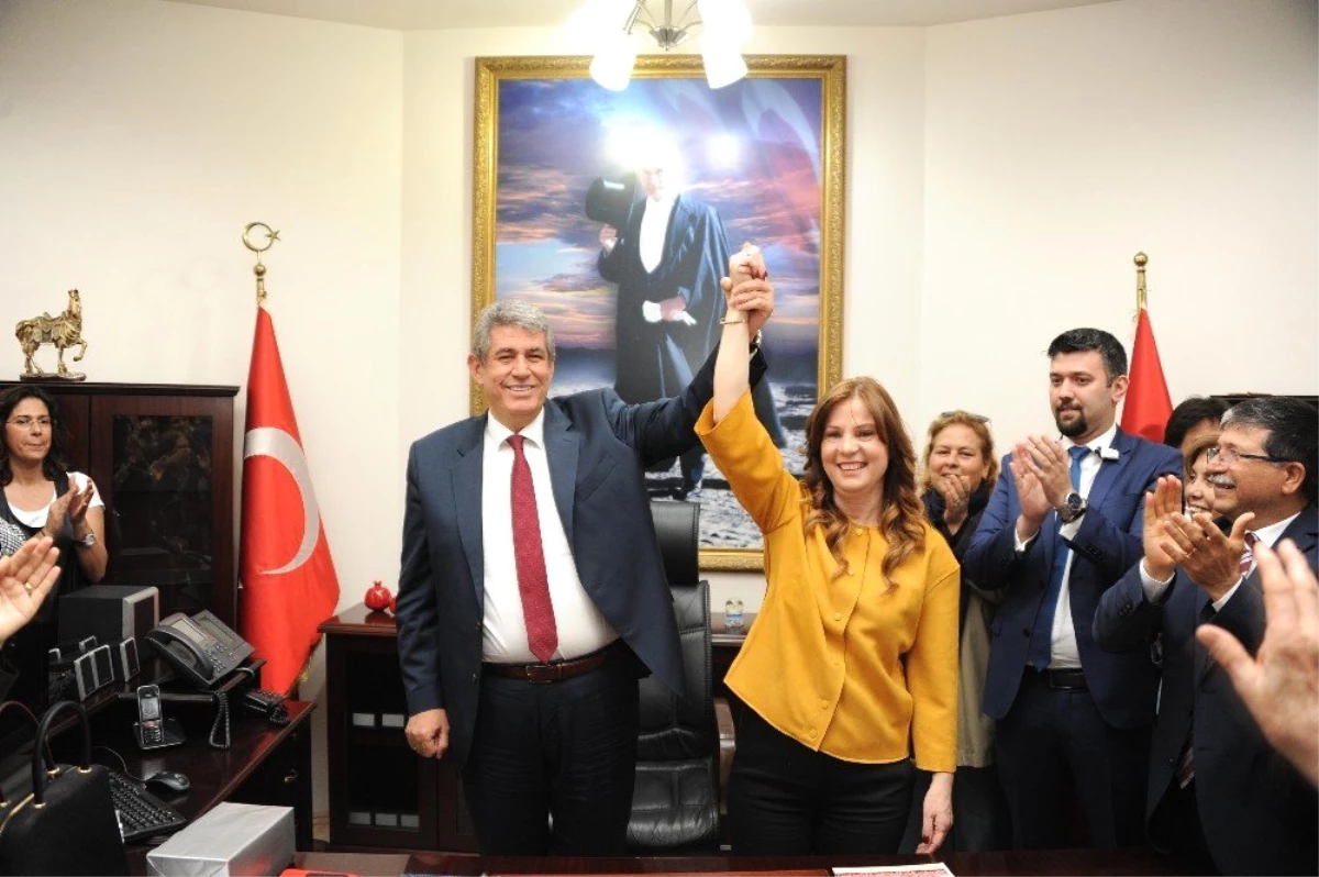 İzmir\'in En İlginç Devir Teslimi: Başkanlığı Eşine Devretti