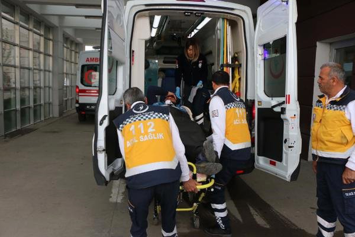 Kamyonet ile Motosiklet Çarpıştı: 1 Yaralı