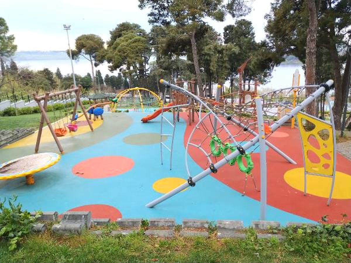 Küçükçekmece\'de Polis, Bıçakla Saldırdığı Öne Sürülen Kişiyi Vurdu