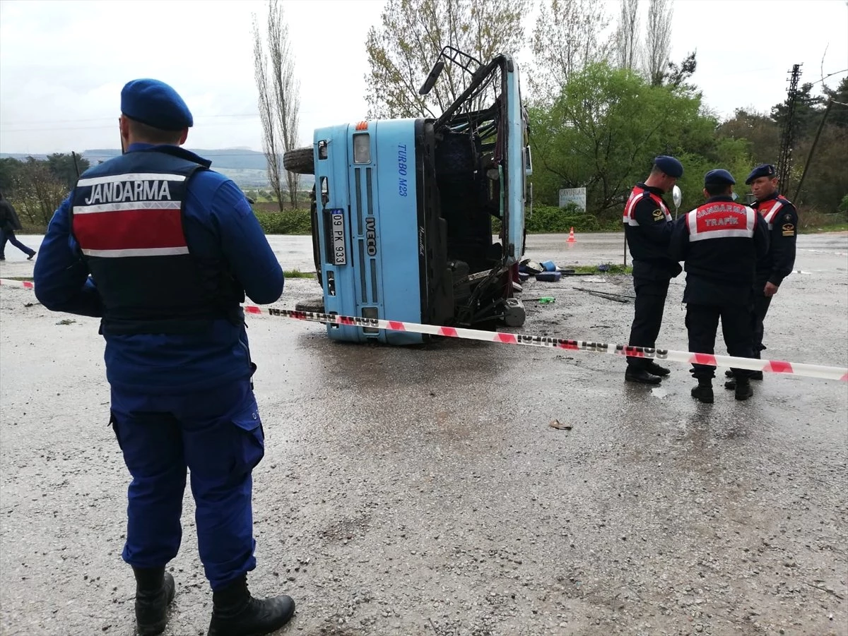 Manisa\'da Tarım İşçilerini Taşıyan Midibüs Kamyonla Çarpıştı: 1 Ölü, 12 Yaralı