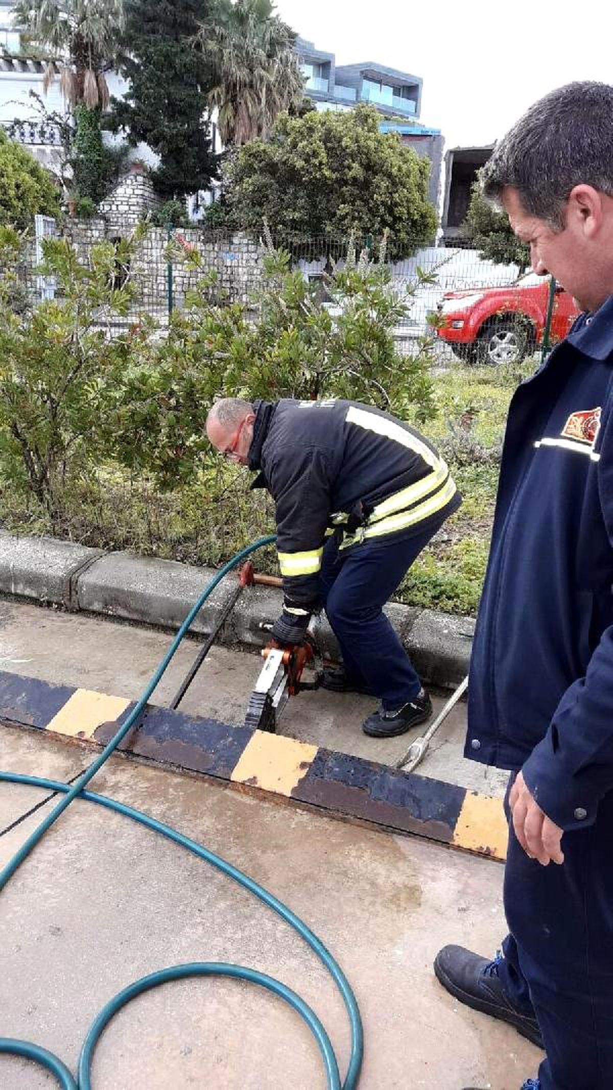 Mazgal Giderinde Mahsur Kalan Kedi Kurtarıldı