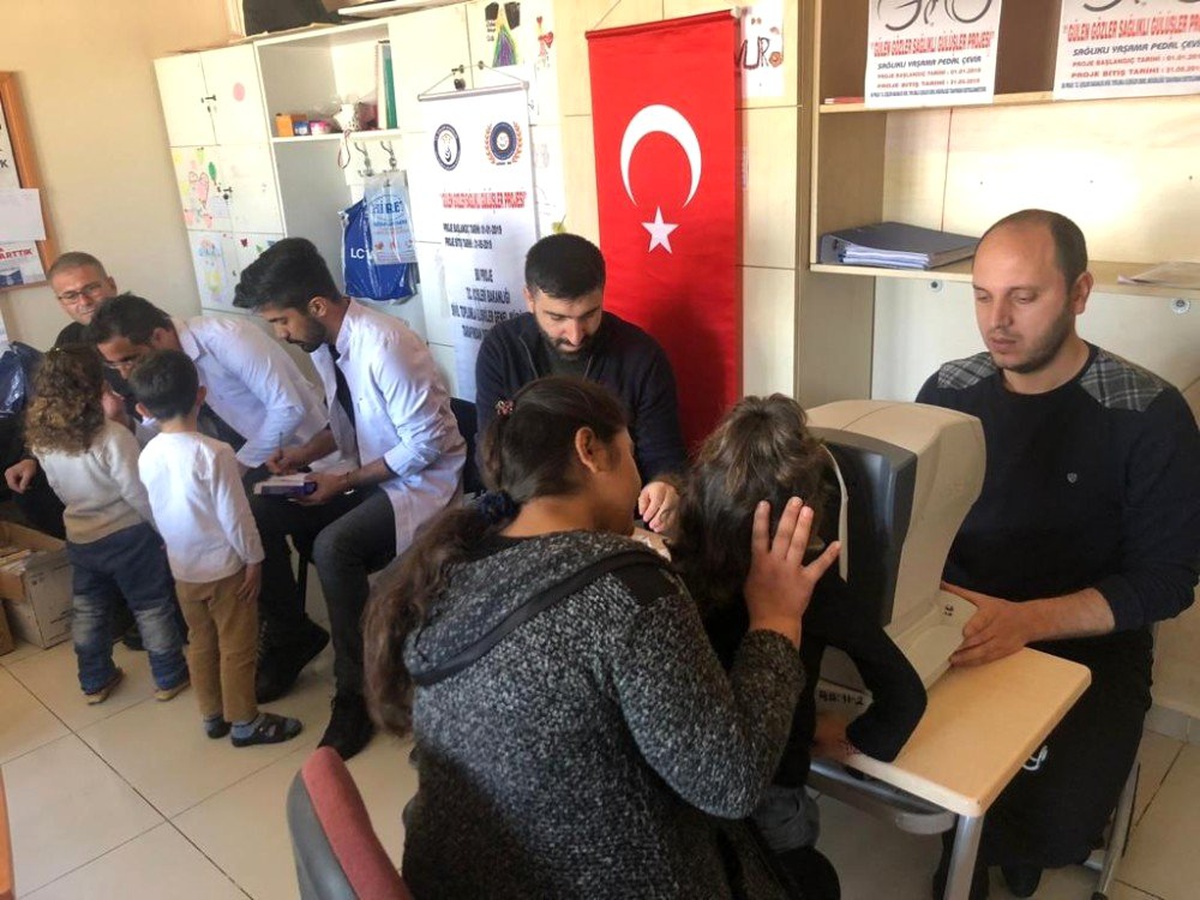 Midyat\'ta Gönüllü Hekimler Öğrencilere Diş ve Göz Taraması Yaptı