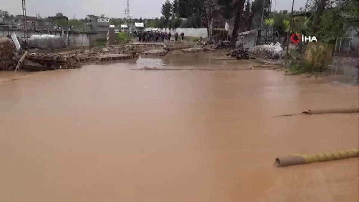 Nizip\'te Şiddetli Yağış Nedeniyle Sel Meydana Geldi...ilçede Çok Sayıda İstinat Duvarı Çöktü