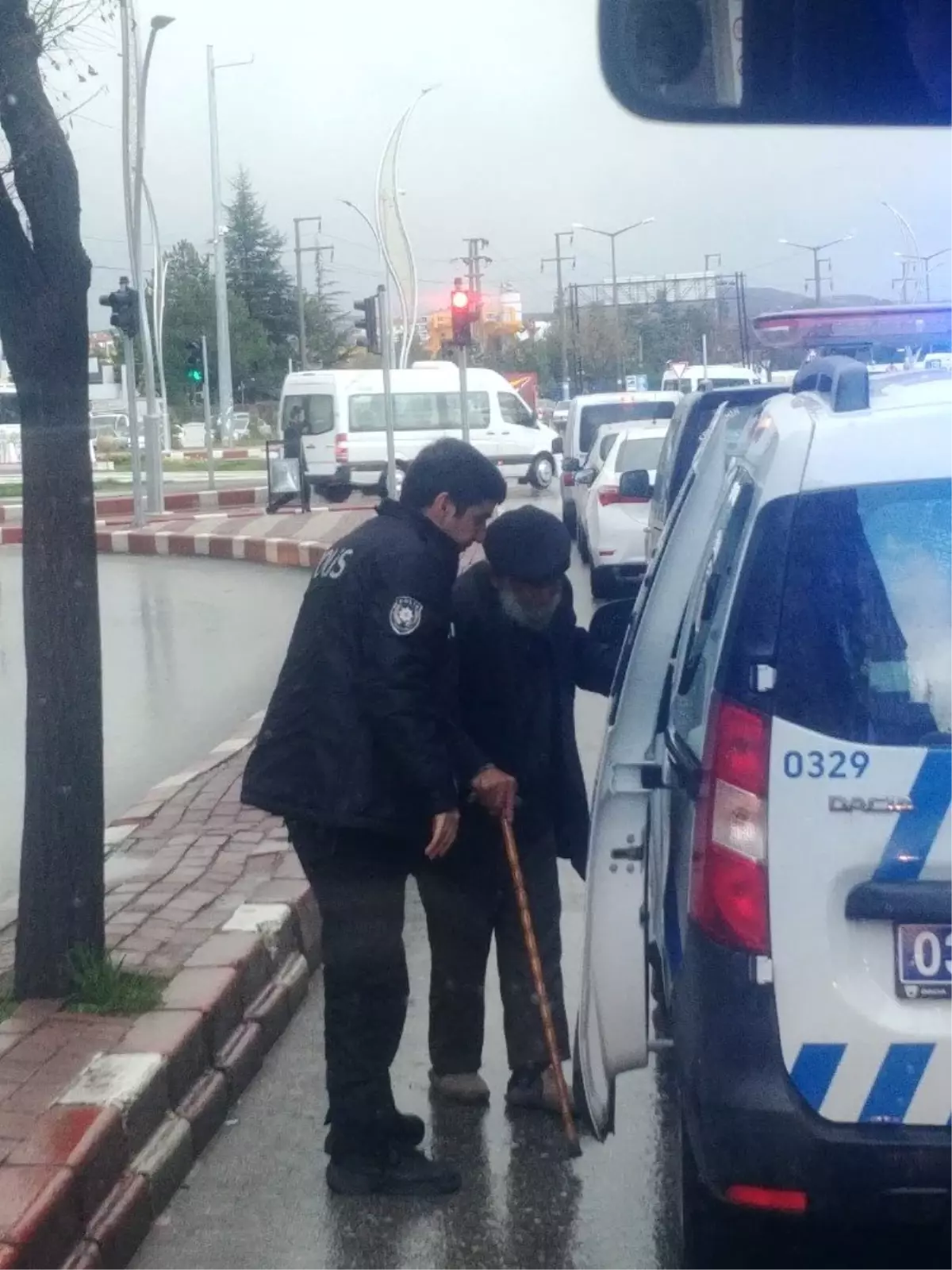 Polis Ekipleri Yaşlı Adamı Evine Kadar Resmi Araçla Götürdü