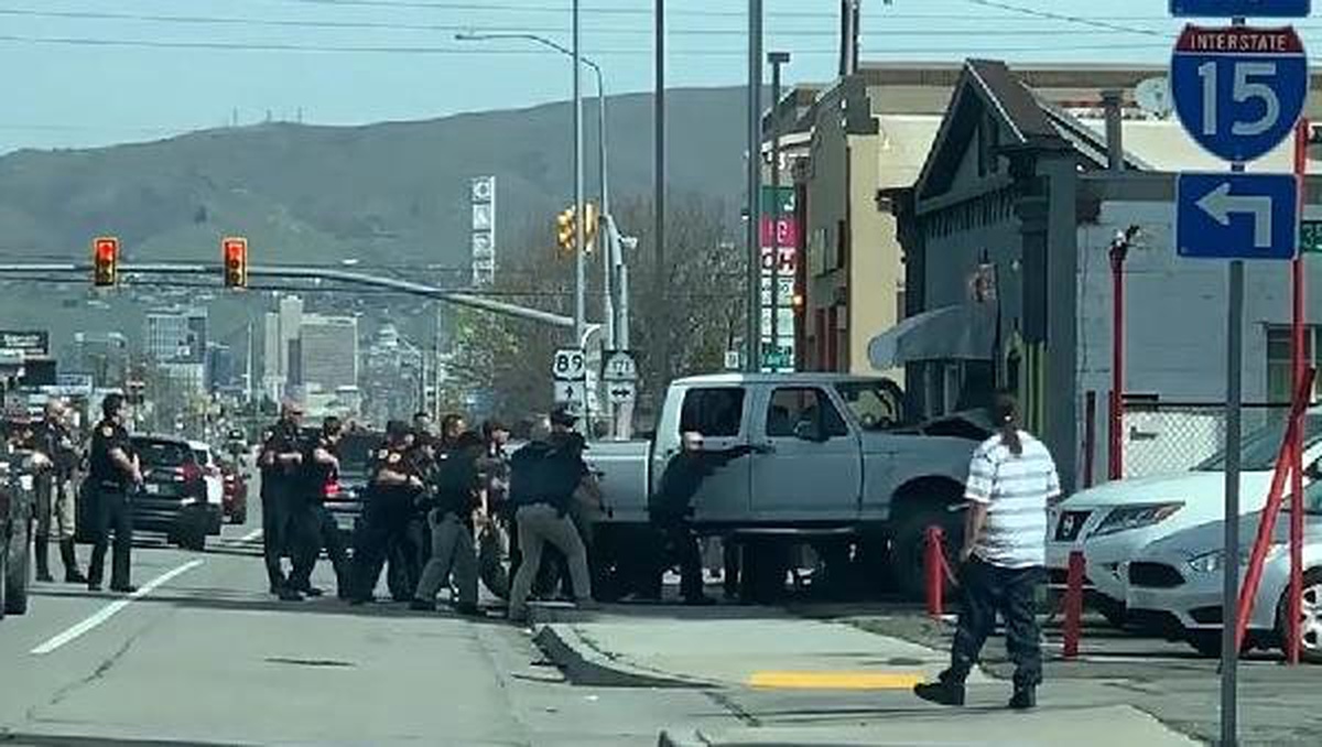 Polis Ordusu Şüpheliyi Kuşattı, \'O\' Elleri Cebinde İzledi