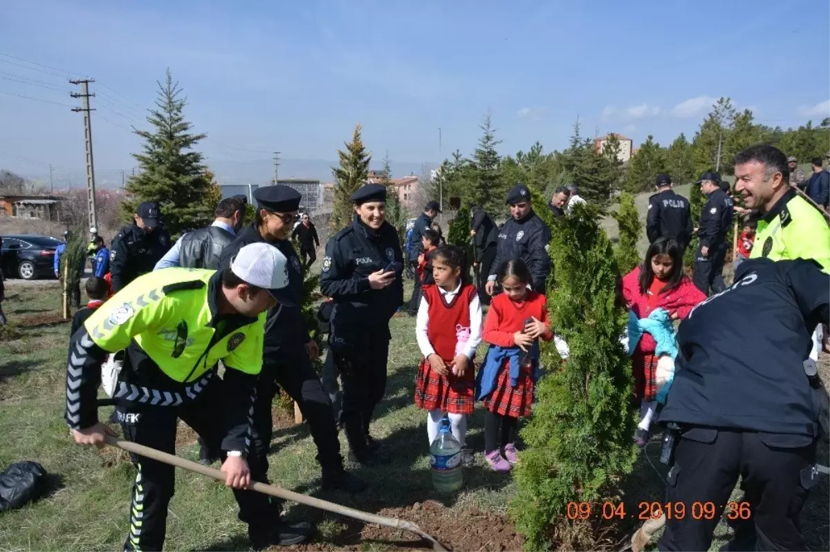 Polisler Öğrenciler Fidan Dikti