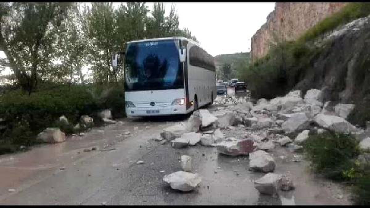 Şanlıurfa\'da Dolu Etkili Oldu; Kaya Parçaları Yola Düştü, Ekili Alanlar Zarar Gördü