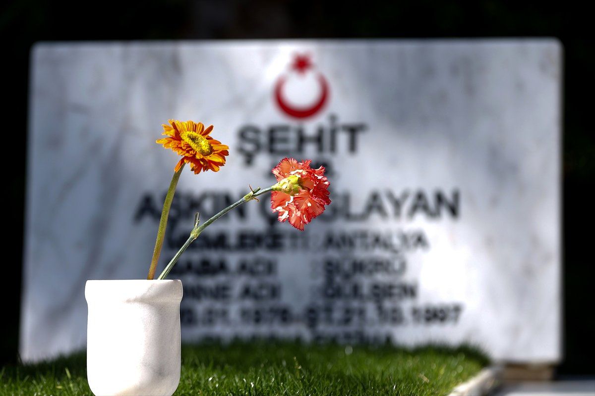 Şehit Annesinin Gözyaşlarını Emniyet Müdürü Sildi