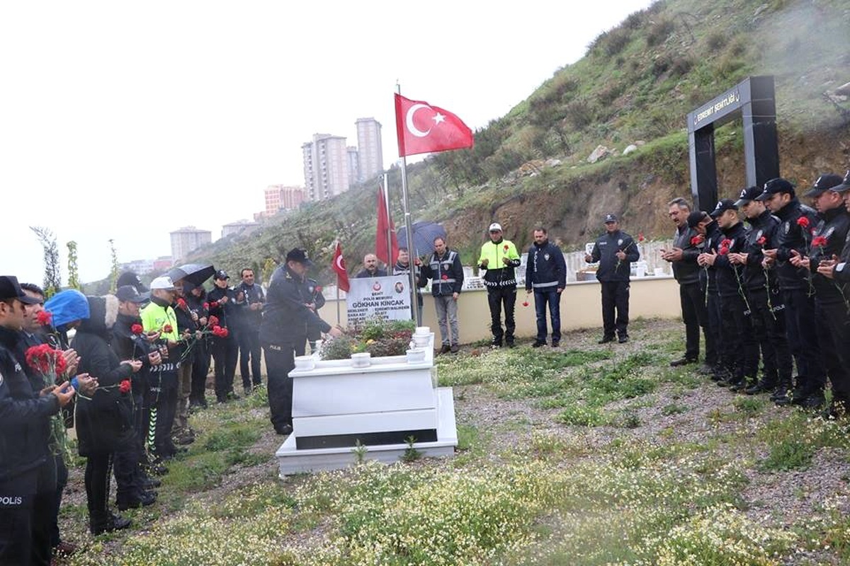 Şehit Polisler Mezarları Başında Anıldı