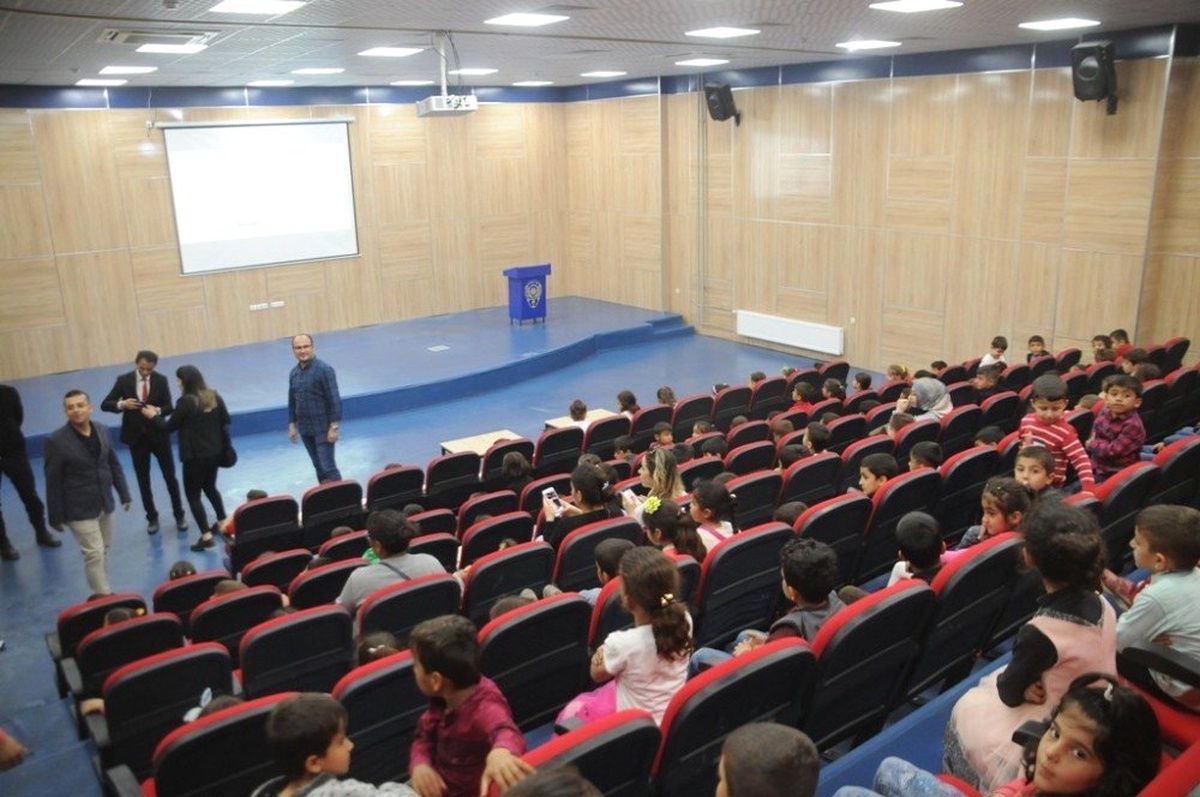 Sinema Salonu Olmayan Cizre\'de \'Film\' Heyecanı