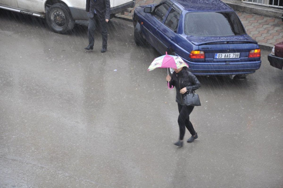 Şuhut\'ta Şiddetli Yağmur ve Dolu Vatandaşları Hazırlıksız Yakaladı
