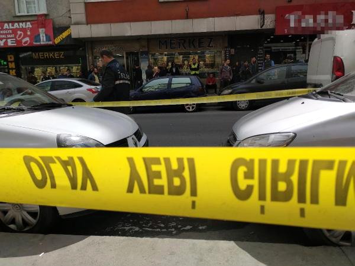 Sultangazi\'de Kuyumcu Kuryesinin Aracından Yarım Kilo Altın Çaldılar