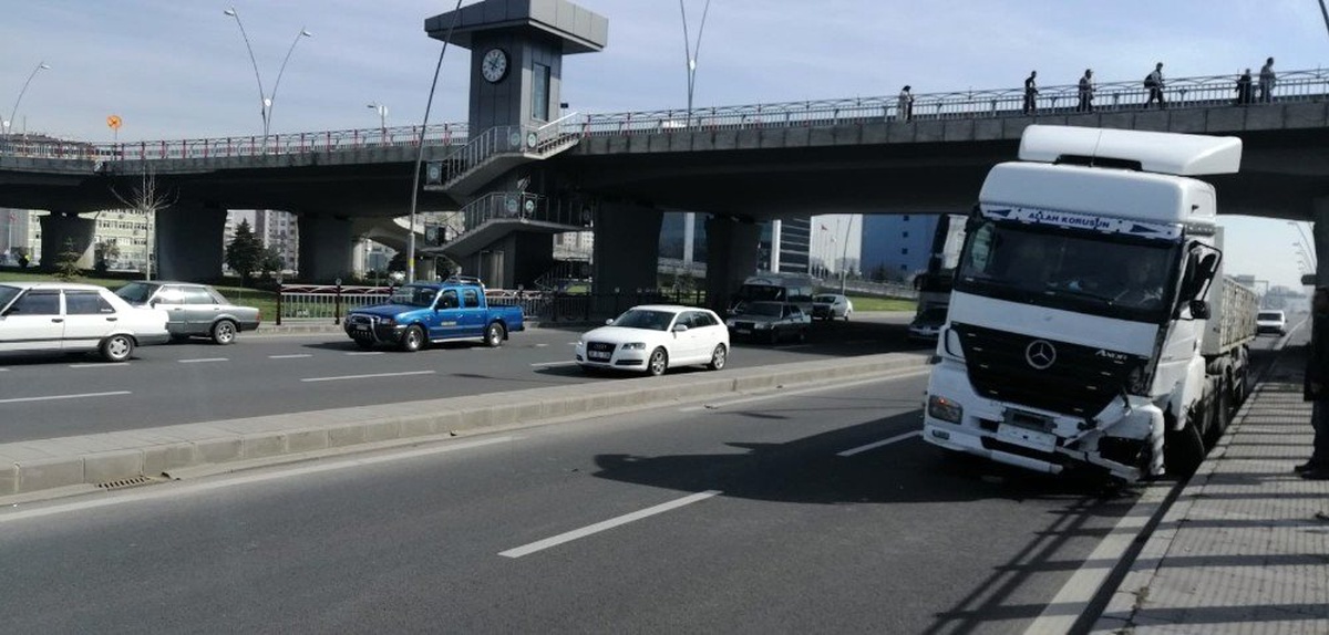 Sürücüsü Kalp Krizi Geçiren Tır, Köprü Ayağına Çarptı