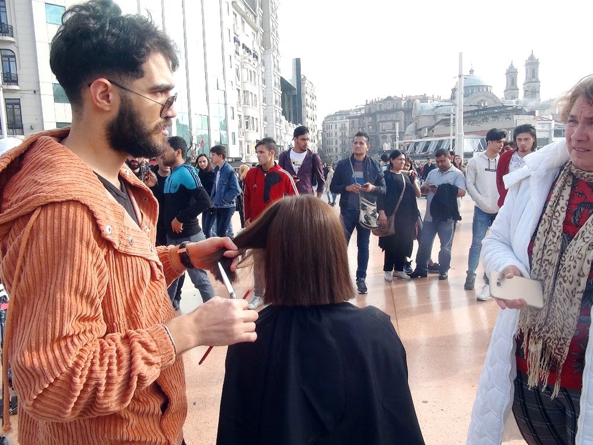 Taksim Meydanı\'nda Saç Kesimi Yaptı, İlgi Odağı Oldu
