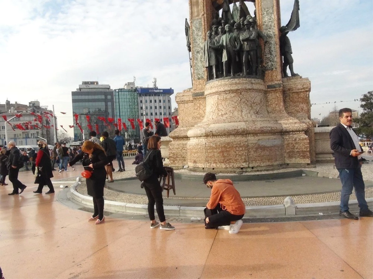 Taksim Meydanı\'nda Saç Kesimi Yaptı, Vatandaşların İlgi Odağı Oldu