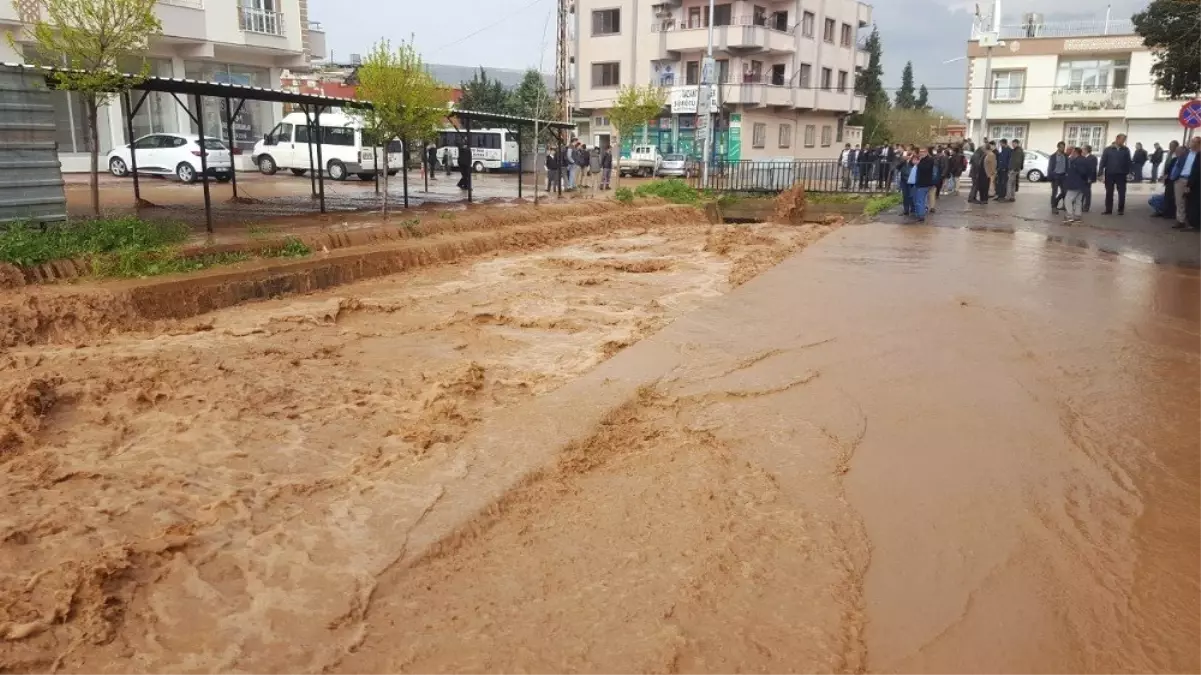 Yavuzeli\'nde Çay Taştı, Yollar Göle Döndü