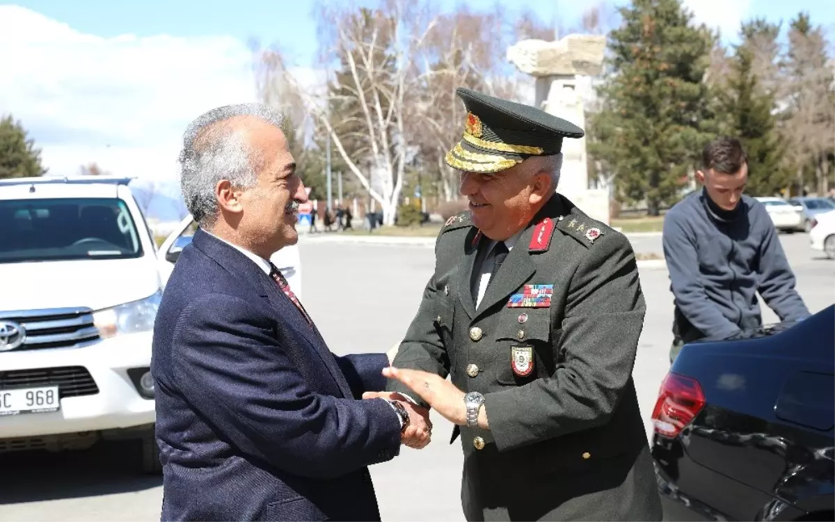 9. Kolordu Komutanı Tümgeneral Veli Tarakçı\'dan, Rektör Çomaklı\'ya Ziyaret