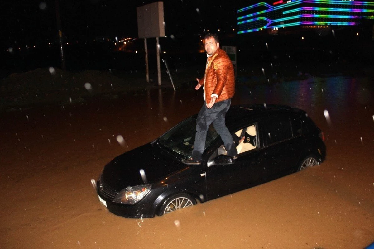 Adıyaman\'da Dolu ve Yağmur Hayatı Felç Etti