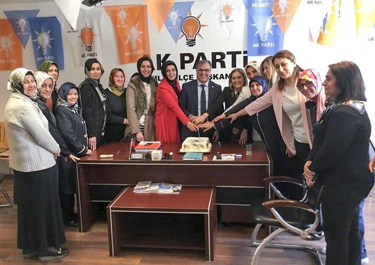 AK Parti Kadın Kollarından Pastalı Kutlama