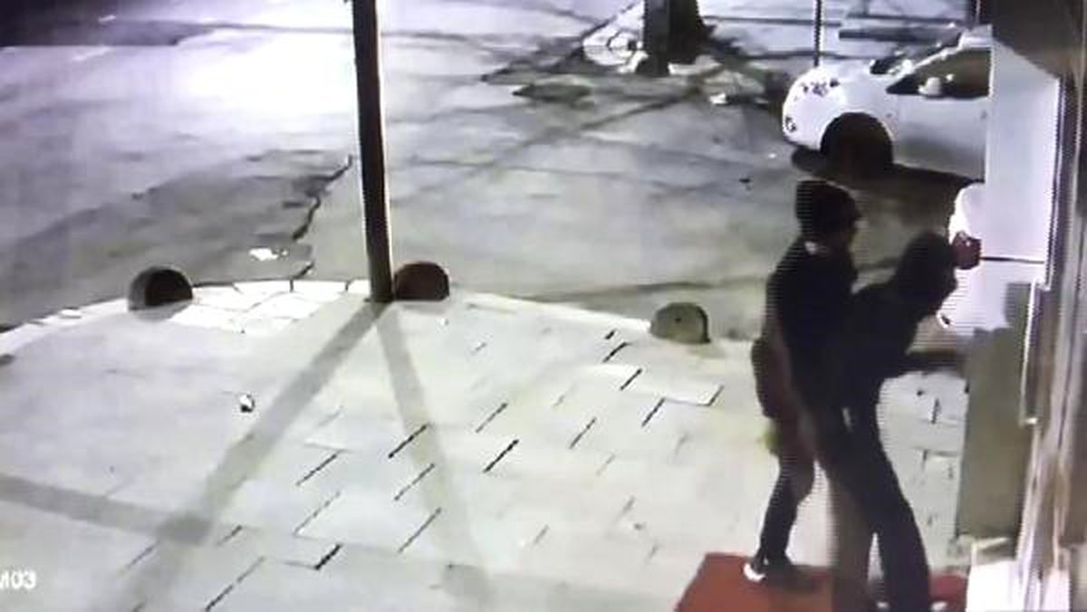 Arnavutköy\'de Kasabın Boş Kasasını Çalan Hırsızlar Kamerada