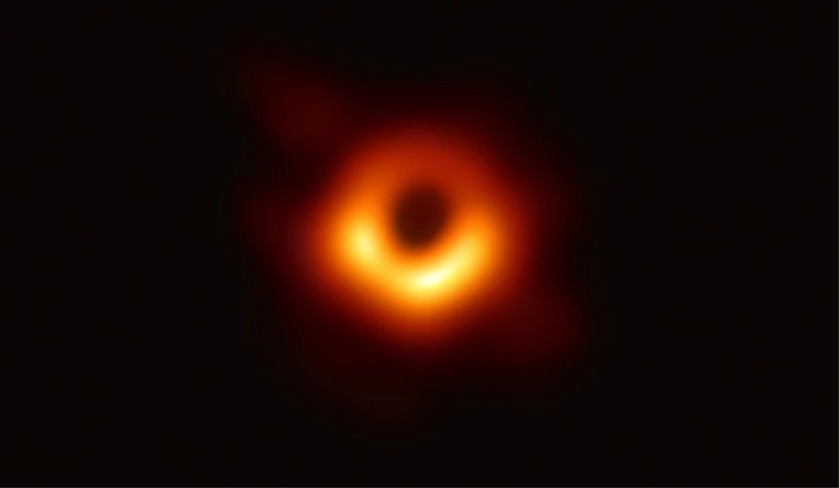 Astrofizikçiler İlk Kara Delik Fotoğrafını Yayınladı