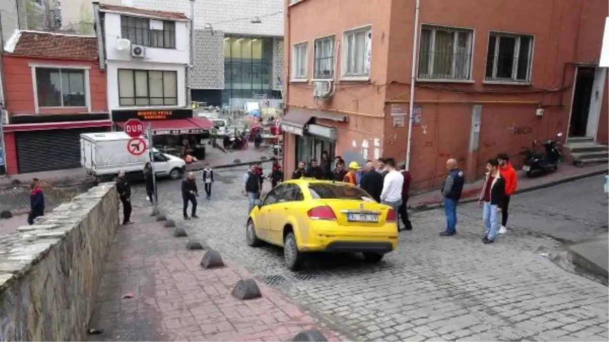 Beyoğlu\'nda Yol Çöktü, Taksinin Tekeri Gömüldü