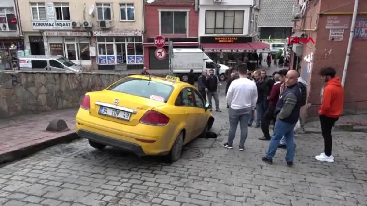 Beyoğlu\'nda Yol Çöktü, Taksinin Tekeri Gömüldü